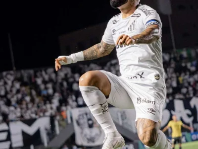 Gabigol alcança 130 gols no Brasileirão e se aproxima de Zico na lista de artilheiros históricos