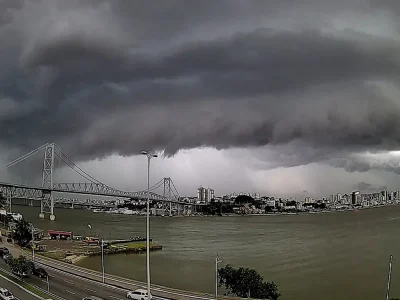Frente fria traz temporais severos e ventos de até 115 km/h ao Rio Grande do Sul, afetando Santa Catarina e Paraná nesta segunda-feira
