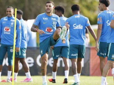 Carlo Ancelotti testa escalação da Seleção Brasileira para amistoso contra a Austrália em treinamento em Brisbane