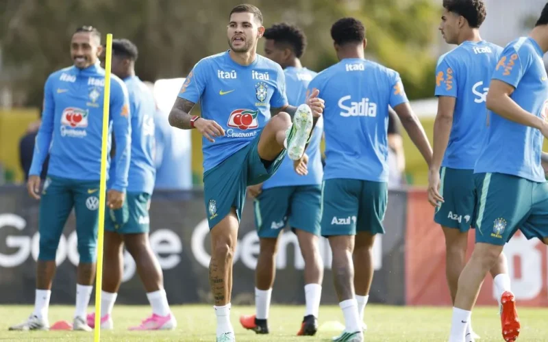 Carlo Ancelotti testa escalação da Seleção Brasileira para amistoso contra a Austrália em treinamento em Brisbane
