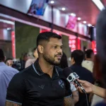 Vila Nova assume a liderança da Série B e Romário destaca a força da torcida: "Carregam a gente"