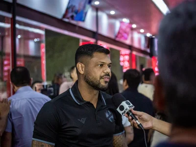 Vila Nova assume a liderança da Série B e Romário destaca a força da torcida: “Carregam a gente”