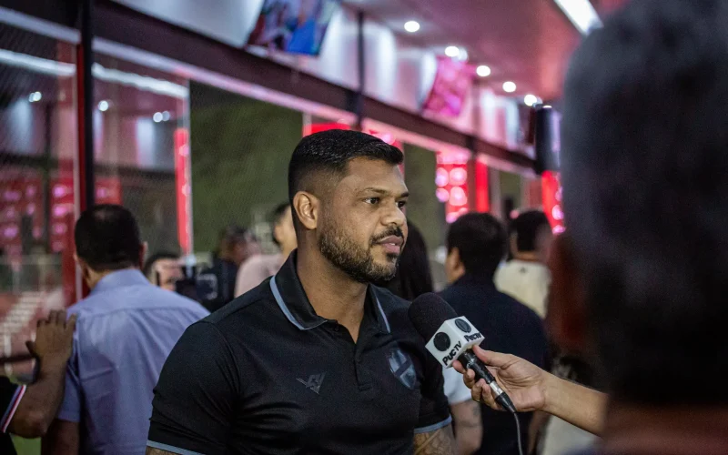 Vila Nova assume a liderança da Série B e Romário destaca a força da torcida: "Carregam a gente"