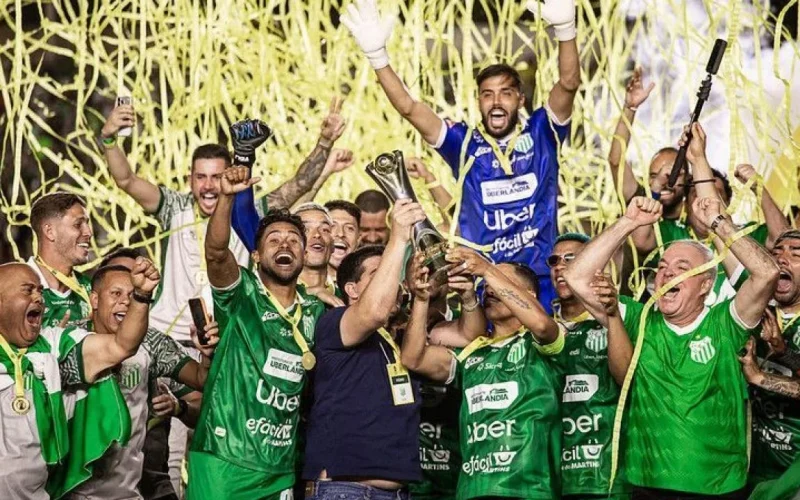Guto Ferreira exalta crescimento do futebol mineiro e lamenta situação do América em entrevista enquanto lidera a Série B com o Vila Nova