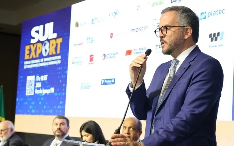 Ministro Tomé Franca apresenta ações para infraestrutura da região Sul durante abertura do Sul Export 2026 em Foz do Iguaçu (PR)