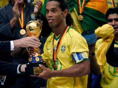 Ronaldinho Gaúcho e lendas do futebol brasileiro se reúnem em partida solidária em Curitiba