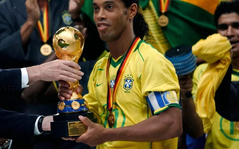 Ronaldinho Gaúcho e lendas do futebol brasileiro se reúnem em partida solidária em Curitiba