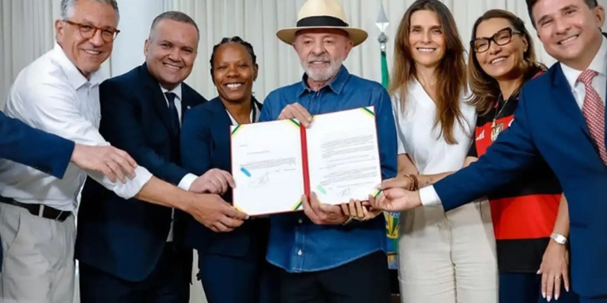 Lula sanciona lei que garante diretrizes para o fortalecimento do futebol feminino no Brasil