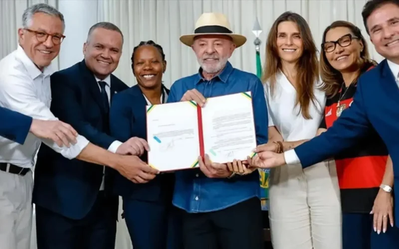 Lula sanciona lei que garante diretrizes para o fortalecimento do futebol feminino no Brasil