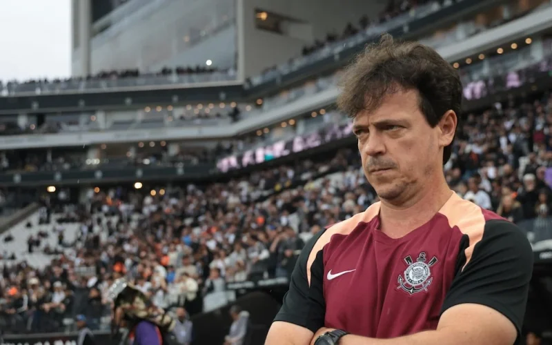 Corinthians enfrenta crise e se aproxima de ponto de ruptura com Diniz após sete jogos sem vencer