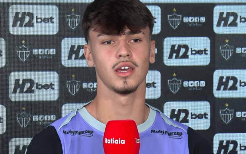 Vitão, zagueiro do Atlético, equilibra ascensão no futebol e crisma: "Está muito diferente"