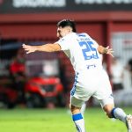 Cruzeiro conquista vitória de virada sobre o Vitória e se mantém na luta pelo G-6 do Brasileirão
