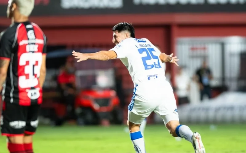 Cruzeiro conquista vitória de virada sobre o Vitória e se mantém na luta pelo G-6 do Brasileirão