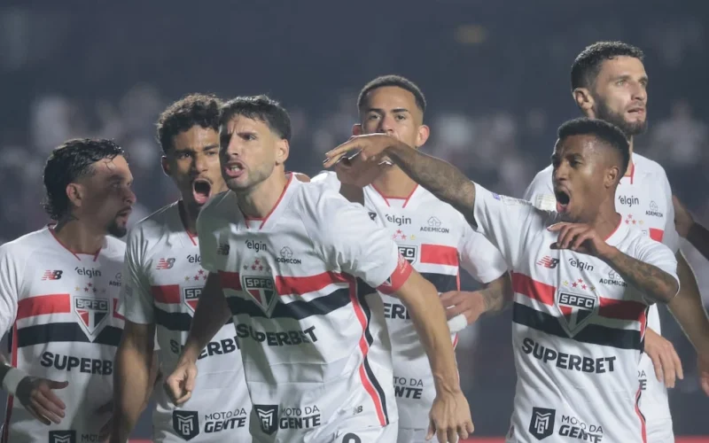 São Paulo reage e vence Internacional em partida marcada por protestos da torcida no MorumBis