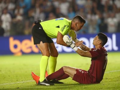 Nova regra da CBF reduz atendimentos a goleiros em 65% e combate antijogo no Brasileirão