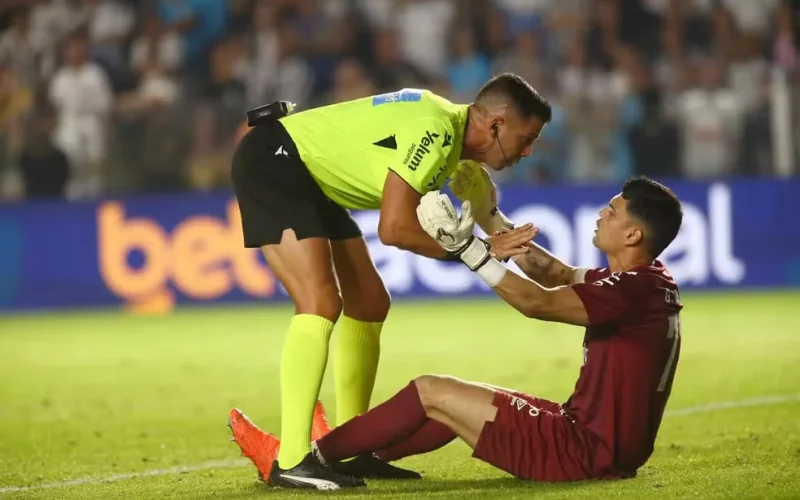 Nova regra da CBF reduz atendimentos a goleiros em 65% e combate antijogo no Brasileirão