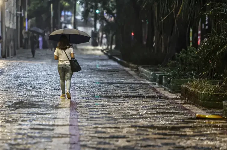 Ciclone extratropical provoca alerta de temporais e ventos de até 100 km/h no Sul do Brasil