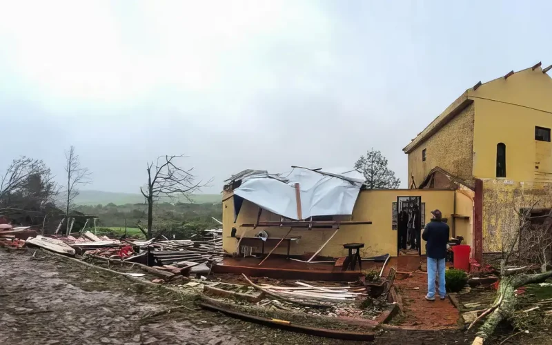 Inmet emite alerta vermelho para ciclone extratropical na Região Sul nesta sexta-feira