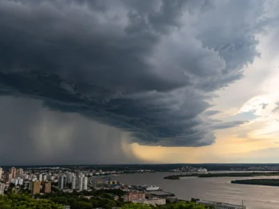 Frente fria avança pelo Sul do Brasil e pode causar queda de temperatura e temporais com risco de granizo