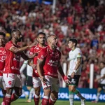 André Luís brilha e garante vitória do Vila Nova sobre o América-MG, colocando a equipe na liderança da Série B