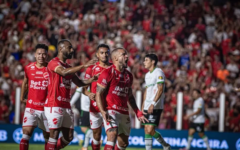 André Luís brilha e garante vitória do Vila Nova sobre o América-MG, colocando a equipe na liderança da Série B