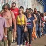 Votação do segundo turno é prorrogada até as 19h em todo o Brasil devido a problemas no transporte coletivo