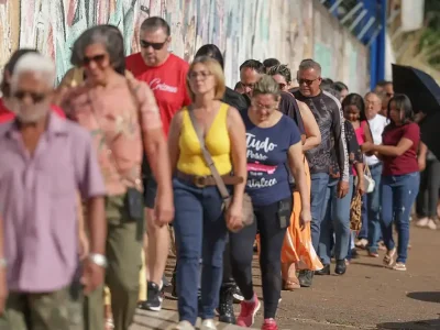 Votação do segundo turno é prorrogada até as 19h em todo o Brasil devido a problemas no transporte coletivo