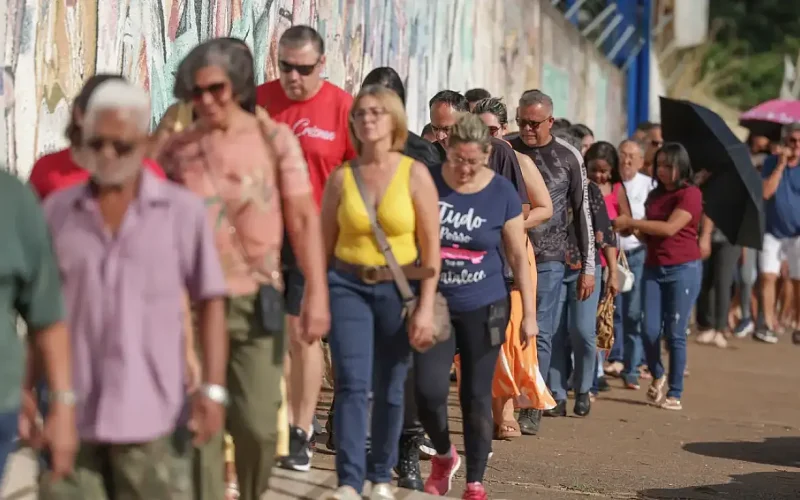 Votação do segundo turno é prorrogada até as 19h em todo o Brasil devido a problemas no transporte coletivo