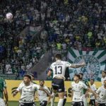 Palmeiras goleia Corinthians por 4 a 1 e torcida provoca rival com hino de rebaixamento
