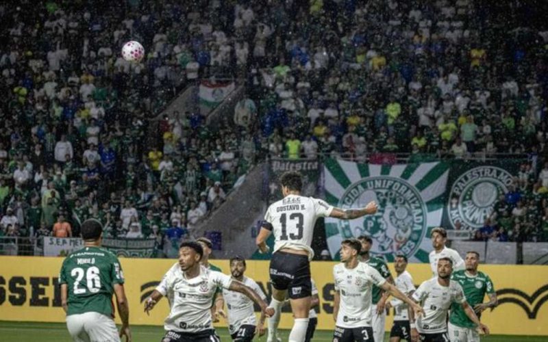 Palmeiras goleia Corinthians por 4 a 1 e torcida provoca rival com hino de rebaixamento