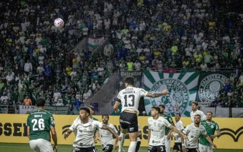 Palmeiras goleia Corinthians por 4 a 1 e torcida provoca rival com hino de rebaixamento