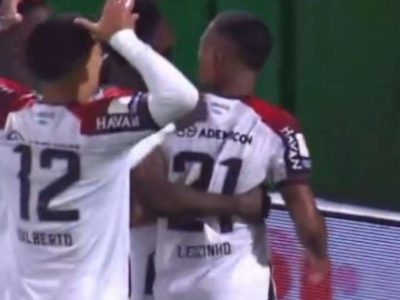 Athletico-PR goleia Chapecoense por 4 a 1 e entra na briga pela Libertadores no Brasileirão