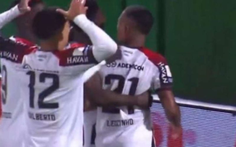 Athletico-PR goleia Chapecoense por 4 a 1 e entra na briga pela Libertadores no Brasileirão