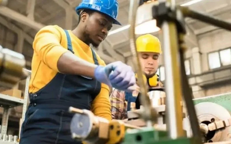 Faturamento da indústria de transformação cresce 3,8% em março, mas emprego recua pela quinta vez em sete meses