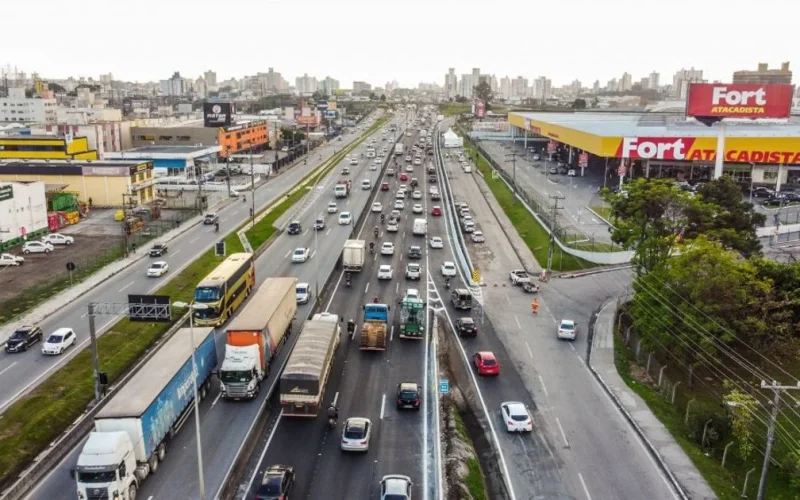 Custo do transporte da indústria de Santa Catarina aumenta 75% devido à precariedade das rodovias