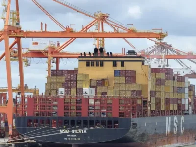 Balança comercial brasileira registra superávit de US$ 7,7 bilhões em setembro, com crescimento nas exportações impulsionado por petróleo e soja