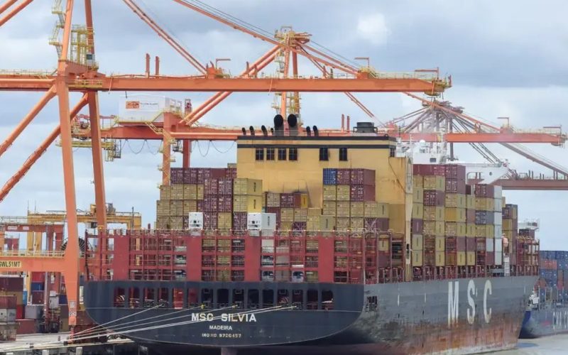 Balança comercial brasileira registra superávit de US$ 7,7 bilhões em setembro, com crescimento nas exportações impulsionado por petróleo e soja