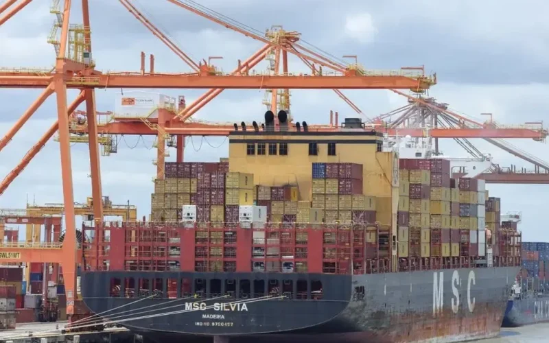 Balança comercial brasileira registra superávit de US$ 7,7 bilhões em setembro, com crescimento nas exportações impulsionado por petróleo e soja