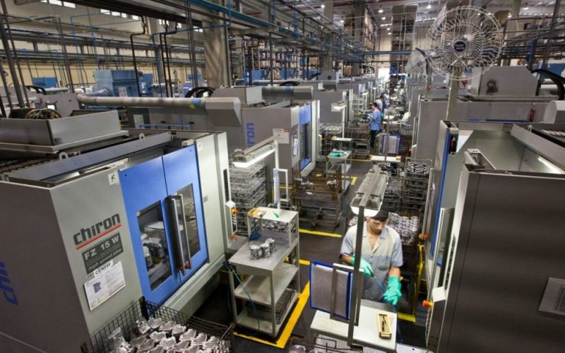 Indústria paranaense registra crescimento de 1% em setembro, enquanto Rio Grande do Sul enfrenta queda de 4,5% na produção