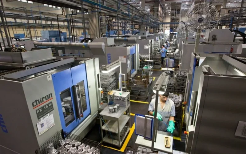 Indústria paranaense registra crescimento de 1% em setembro, enquanto Rio Grande do Sul enfrenta queda de 4,5% na produção