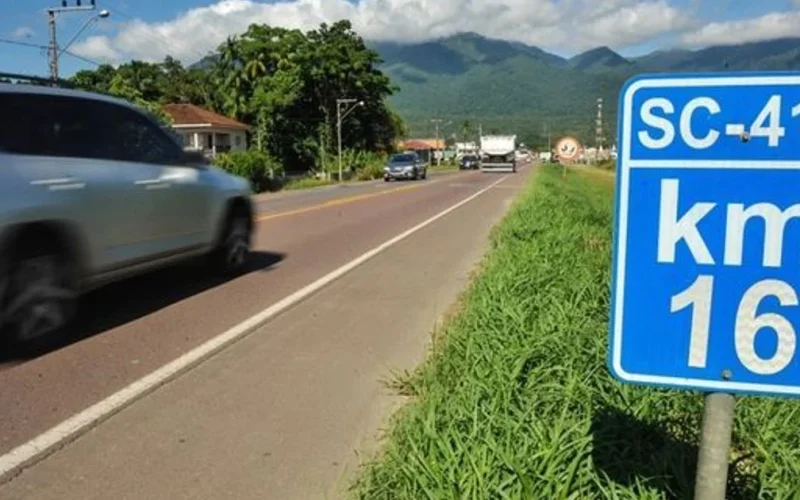 Paraná e Santa Catarina firmam acordo e encerram disputa judicial de mais de 30 anos sobre royalties do petróleo, com R$ 340 milhões em obras na SC-417
