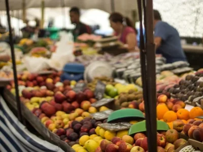 Famílias da classe C gastam 33,3% da renda com alimentação, segundo pesquisa do Instituto Locomotiva
