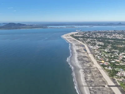 Porto de São Francisco do Sul finaliza maior engordamento de praia do Brasil em Itapoá