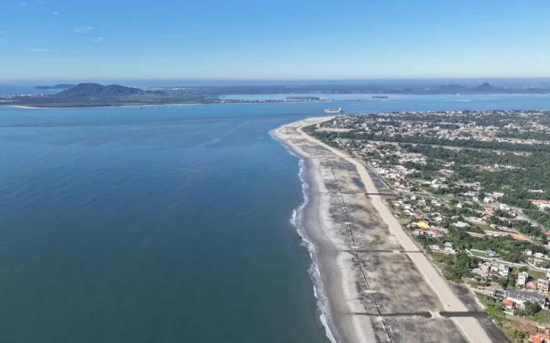 Porto de São Francisco do Sul finaliza maior engordamento de praia do Brasil em Itapoá