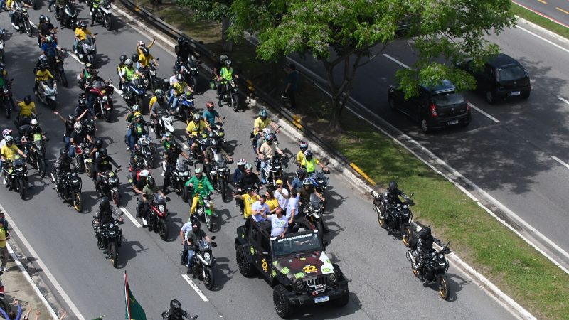 O veículo com os três governadores avança em meio às motocicletas que participam do ato político na Capital