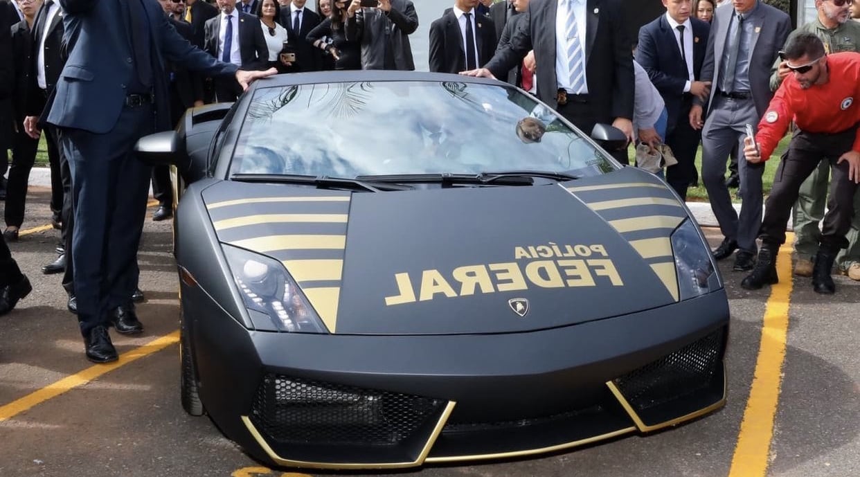 Polícias do Sul do Brasil incorporam carros de luxo apreendidos de traficantes, como Porsche e Camaro, para reforçar a segurança pública Lamborghini Gallardo utilizada pela Polícia Federal do Paraná.