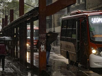 Chuva intensa marca domingo de eleições com alerta vermelho no Paraná e risco de alagamentos
