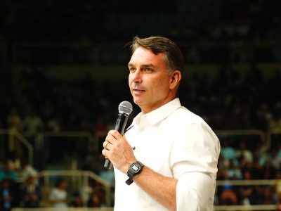 Flávio Bolsonaro recebe apoio de 16 diretórios regionais do MDB, incluindo Rio Grande do Sul, a 12 dias do segundo turno das eleições presidenciais