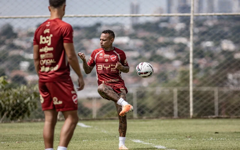 Vila Nova e Novorizontino duelam pela liderança da Série B em Goiânia; jogo será transmitido ao vivo