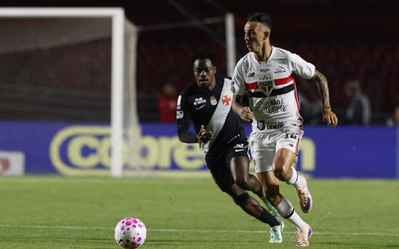 São Paulo vence Vasco pelo Brasileirão e sobe para 8º lugar, enquanto o time carioca se aproxima do Z4